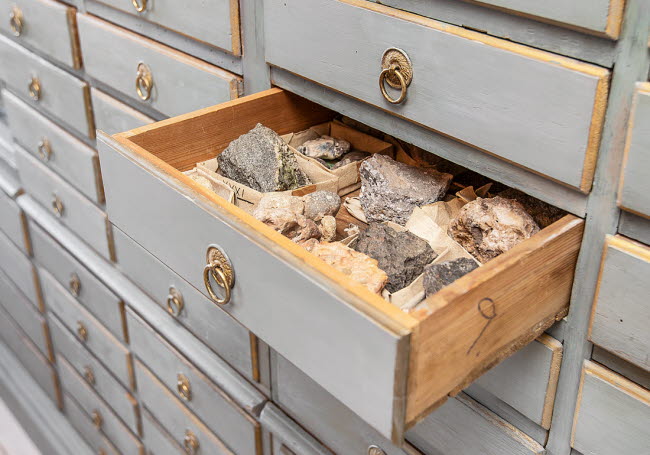 Fredriksbergs herrgård lådor med mineralstenar