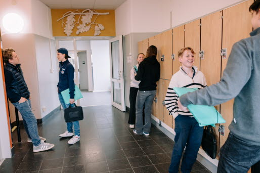 Ungdomar i skolkorridor