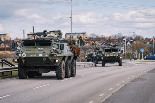 BIld av stridsfordon på väg