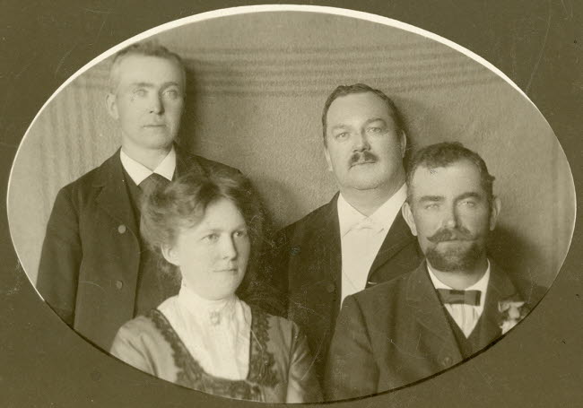 Axel Petersson med tre av sina syskon.