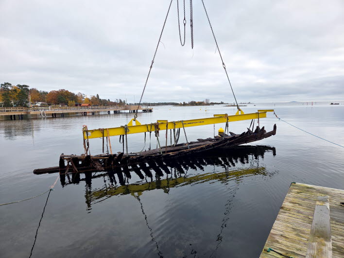 Koggen sänks ned i havet.