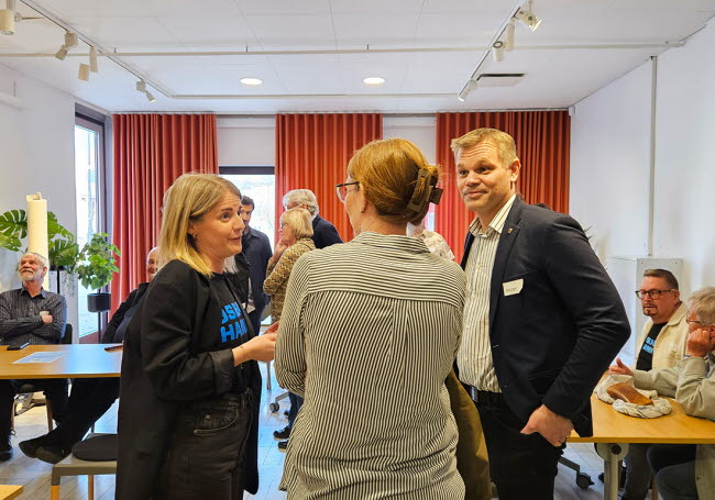 Kommunsekreterare Linn Helmner och kommunstyrelsens ordförande Andreas Erlandsson minglar