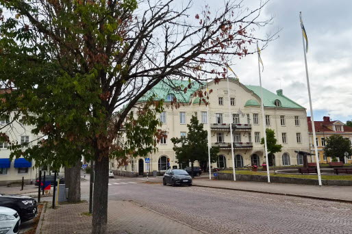 Allé med träd, hotellbyggnad i bakgrunden