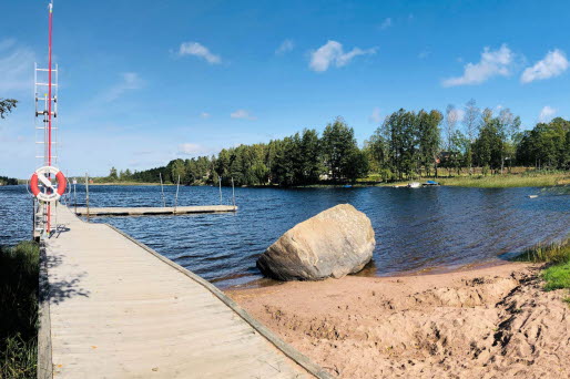 Björnhult badplats med strand och brygga