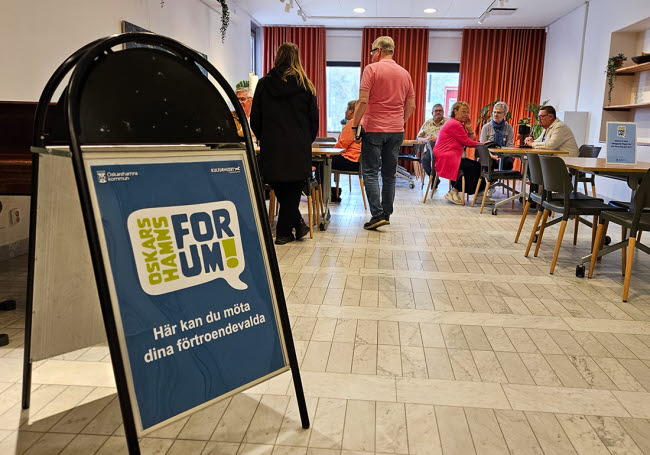 Föreningsrepresentanter minglar med förtroendevalda