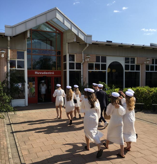 Studentdagen är elevernas sista dag på skolan. Året 2023 bjöd på klarblå himmel och solsken.