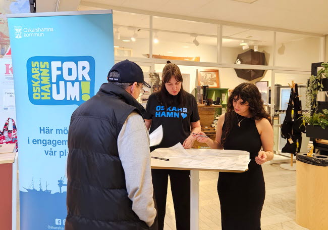 Sara Olsson och Theia Cassis hälsar välkomna och delar ut namnlappar