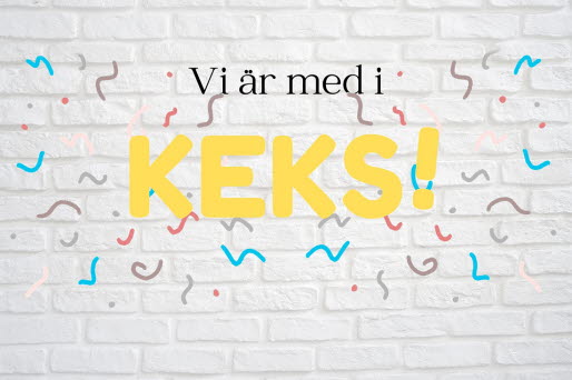 Illustration av en vit tegelvägg med texten Vi är med i Keks skriven på den.