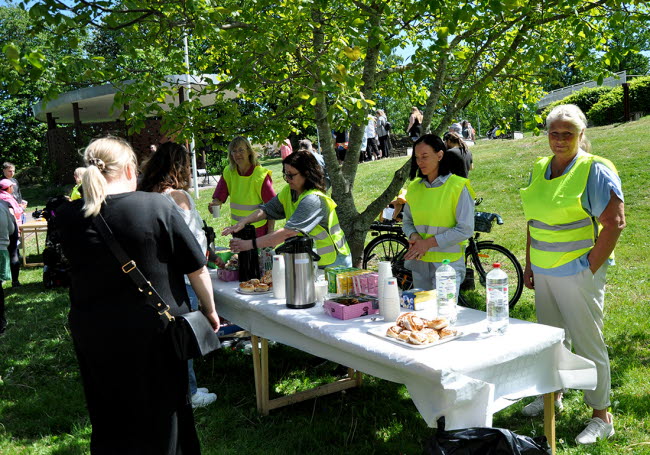 Flera personer tar fika vid fikabordet.