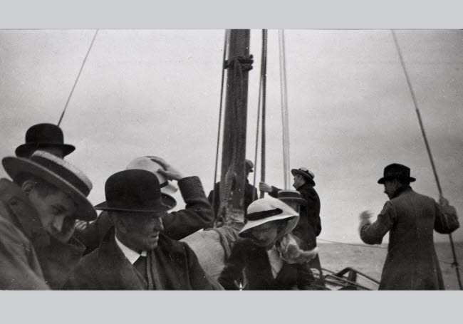 Döderhultarn i båten på väg från Mösnterås 1916.