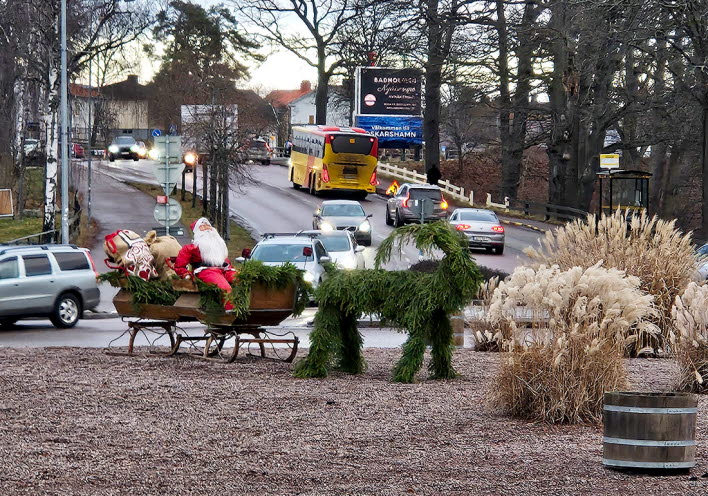 Julutsmyckning med tomte och släde i rondellen.