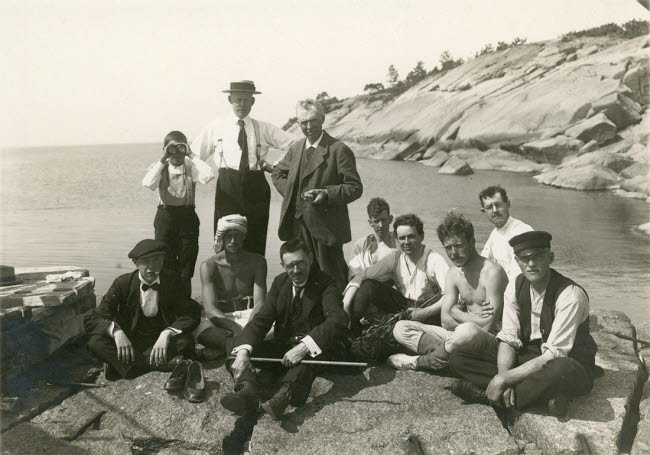 Döderhultarn med sällskap har landstigit på Blå Jungfrun 1919.