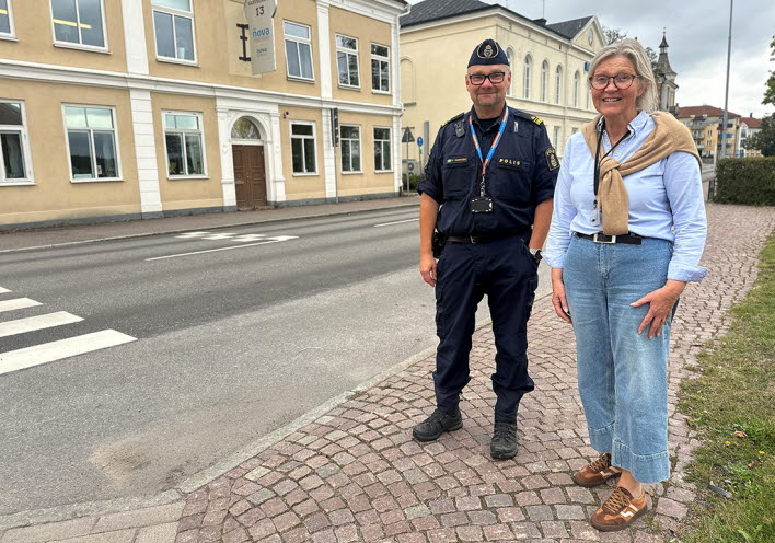 Kommunpolis Petter Sandstedt och Ann-Sofie Lagercrantz, chef för ungdomsenheten utanför stadshuset
