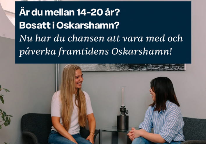 Två tjejer sitter och pratar. Ovanför står texten: Är du mellan 14–20 år? Bosatt i Oskarshamn? Nu har du chansen att vara med och påverka framtidens Oskarshamn!