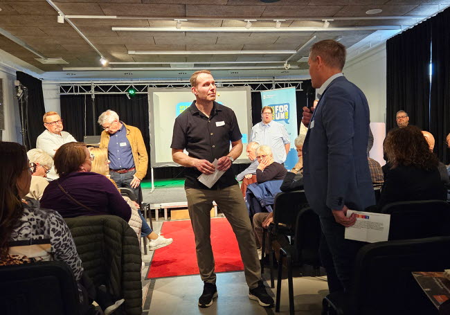 Moderator Kristoffer Malm intervjuar kommunstyrelsens ordförande Andreas Erlandsson.