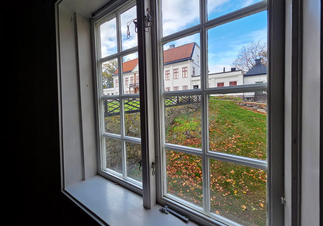 Vy genom fönstret mot Fredriksbergs herrgård.