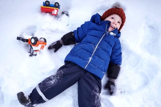 Pojke gör snöängel