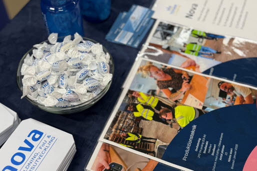 Närbild på mässmaterial såsom broschyrer och olika give aways.