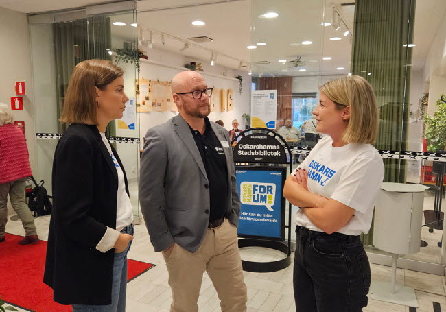 Två kvinnor och en man står och pratar utanför Oskarshamnsforum