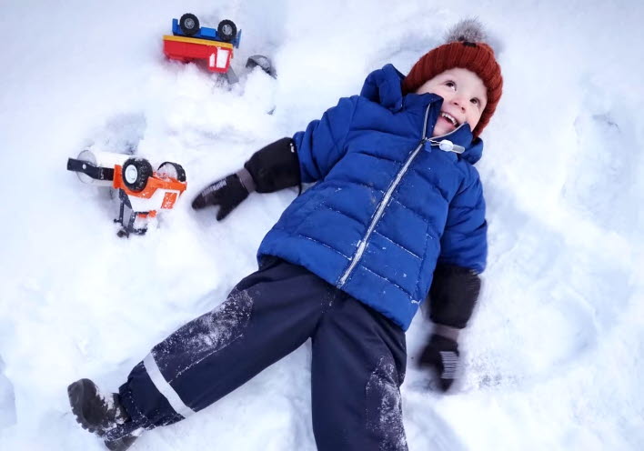 Pojke gör snöängel