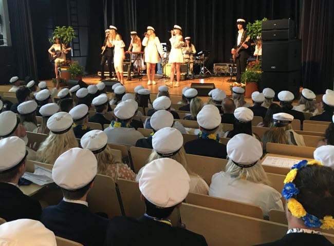 Eleverna på ES-programmet står som alltid för fantastiskt fin underhållning på studentavslutningen i aulan.
