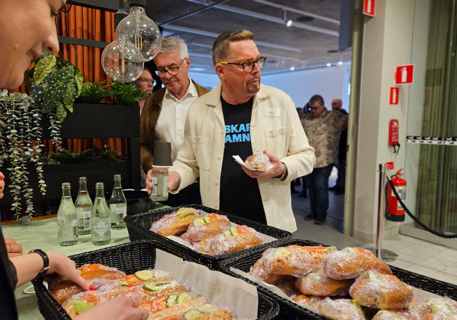 Leif Axelsson och Rolf Lindström förser sig med mat i pausen