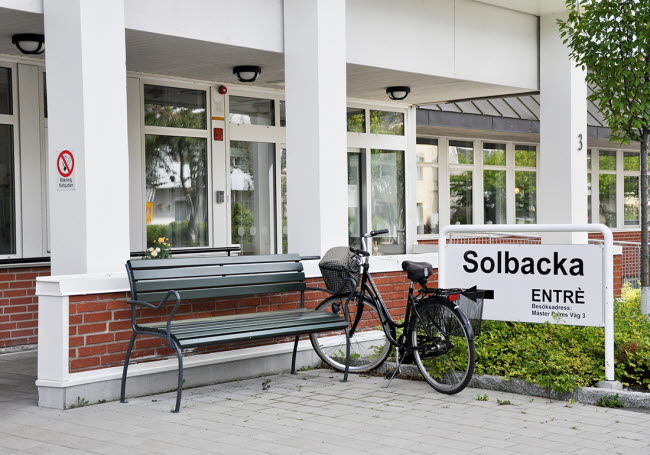 Entréskylt Solbacka huset.
