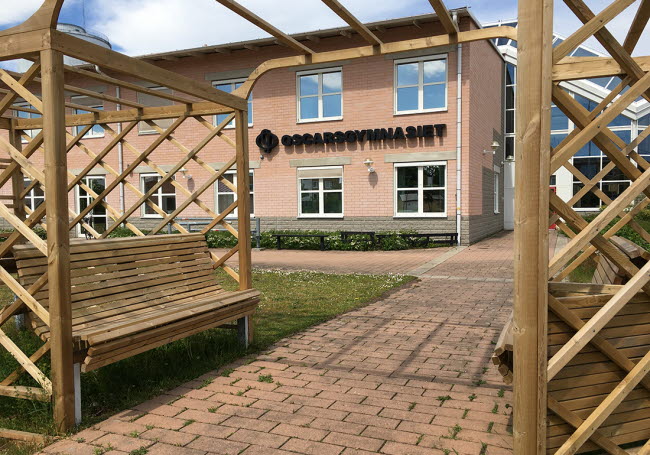 Bild på skolbyggnad. Oscarsgymnasiet.