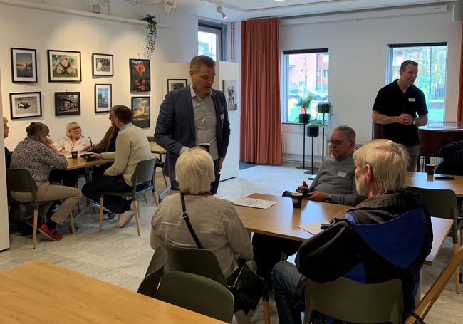 Föreningsrepresentanter minglar med förtroendevalda politiker