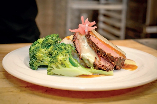 Lunch på tallrik, med kött, potatis, broccoli, sås
