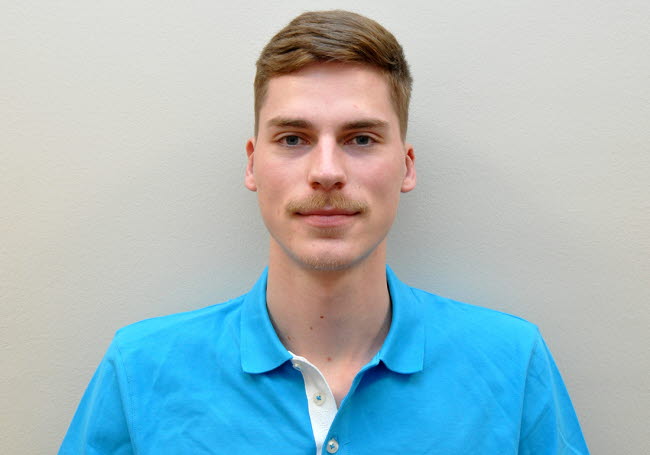 Porträttbild av Adam.