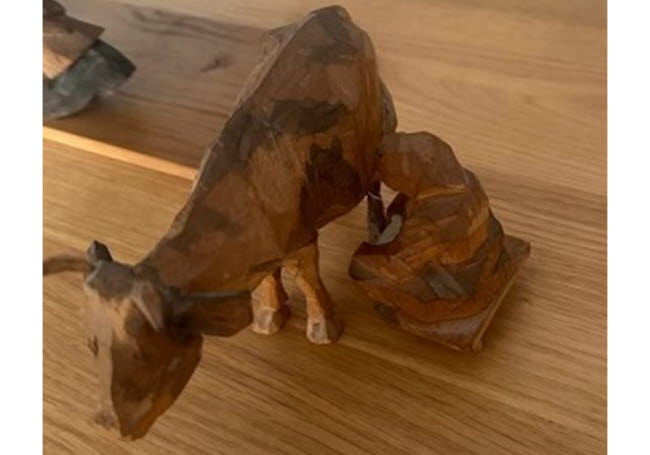 Kära mor vid mjälkningen, skulptur av Döderhultarn.