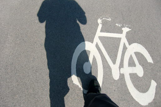 En sliten cykelvägmarkering på marken.