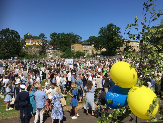 Utspring till väntande familj och vänner på Kikeboplan.