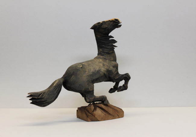 Döderhultarns skulptur "Skrämd häst.