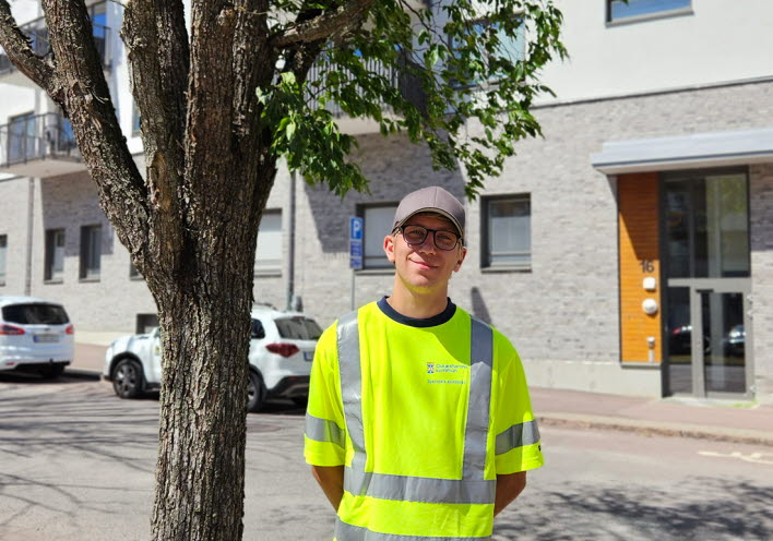 Henrik Frangel står bredvid ett träd i stadskärnan