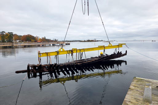 Koggen sänks ned i havet.