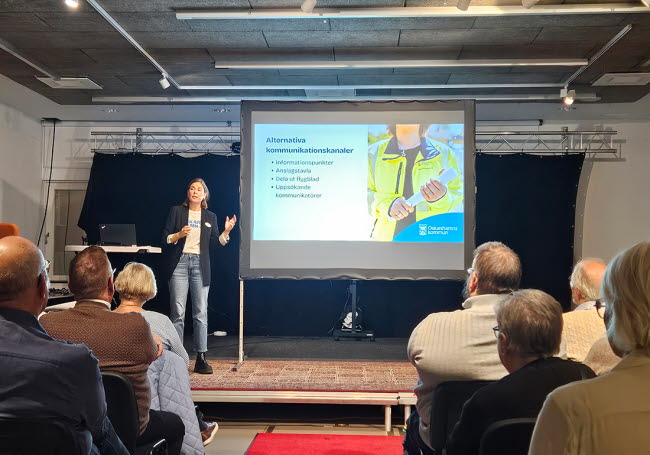 Kommunikationschef Maria Ihse framför publik.