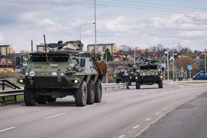 BIld av stridsfordon på väg