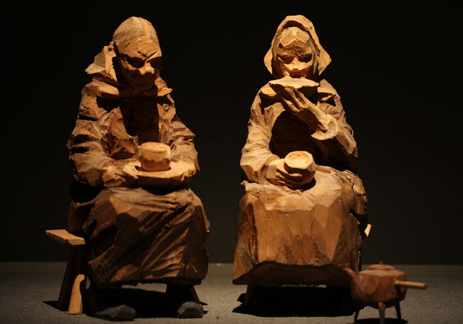 Döderhultarns skulptur "Kaffedrinkerskor".