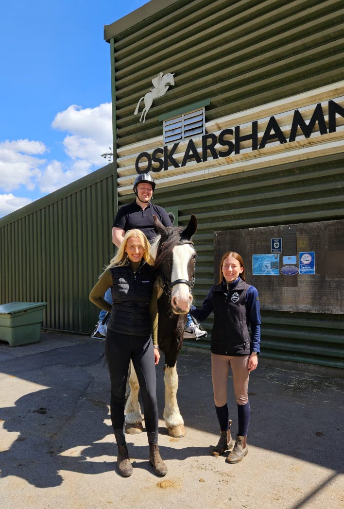 Verksamhetsledare på ridskolan tillsammans med projektledare Sebastian Karlsson