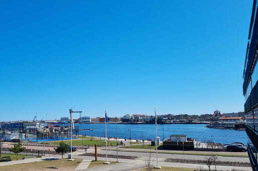 Hamnen med aktivitetsyta i förgrunden