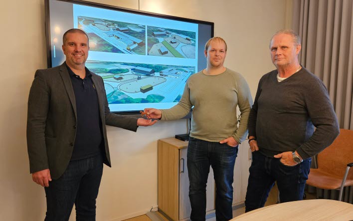 Tre personer framför en skärm som visar ritningar över en ridskoleanläggning