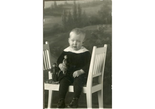 Porträtt av Döderhultarns son, Lill-Axel.