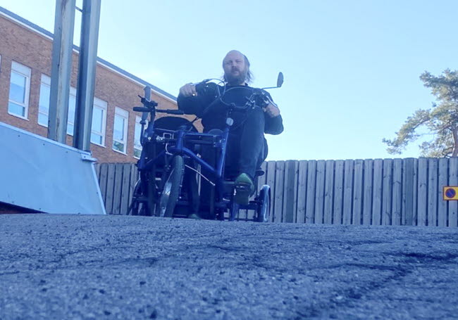 En man kör en side-by-side-cykel.