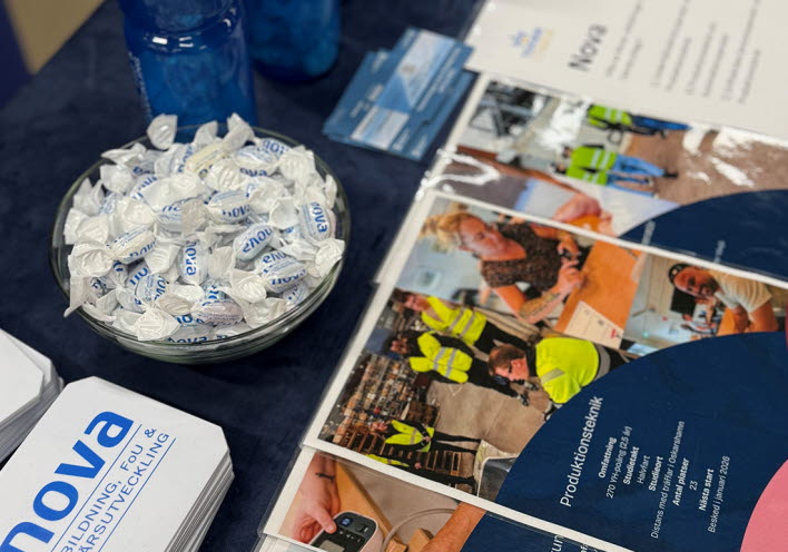 Närbild på mässmaterial såsom broschyrer och olika give aways.