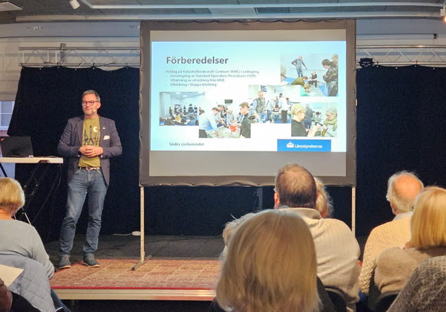 Kommundirektör Henrik Andersson framför publik.