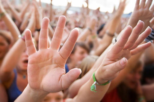 Många händer i luften
