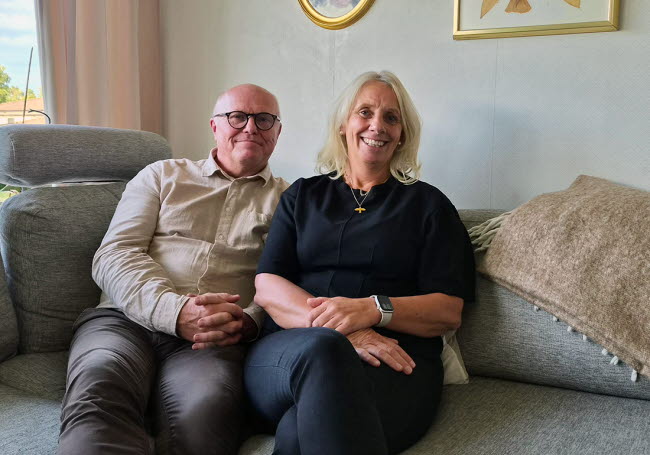 En man och en kvinna sitter i soffa