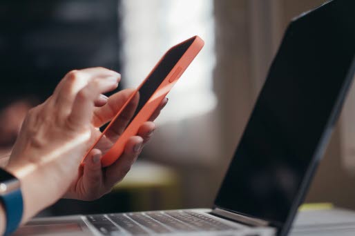 händer som scrollar i mobiltelefon